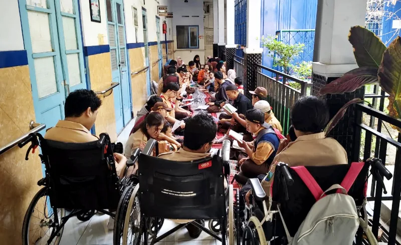 Sekolah Luar Biasa (SLB) YPAC Kota Malang di Jalan R. Tumenggung Suryo No. 39 Malang, Jawa Timur, menggelar istigasah melibatkan siswa, orang tua dan warga sekolah, Kamis (10/10). Tugusatu/Dok. YPAC Malang