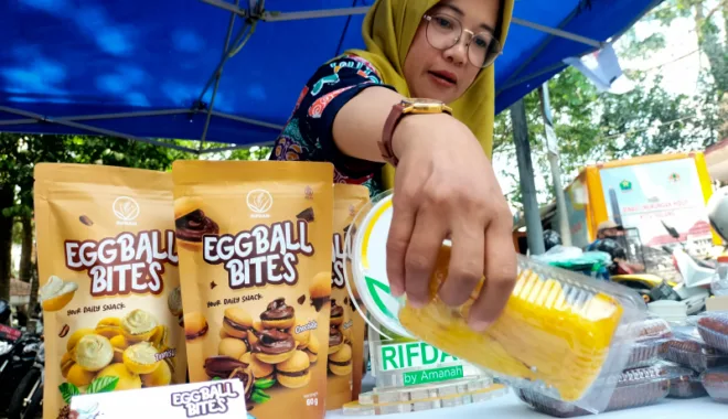 Rukhil Khutobah, pelaku UMKM tepung krispy amanah dan Eggball bites Kota Malang. Foto: Tugusatu/Bagus Suryo