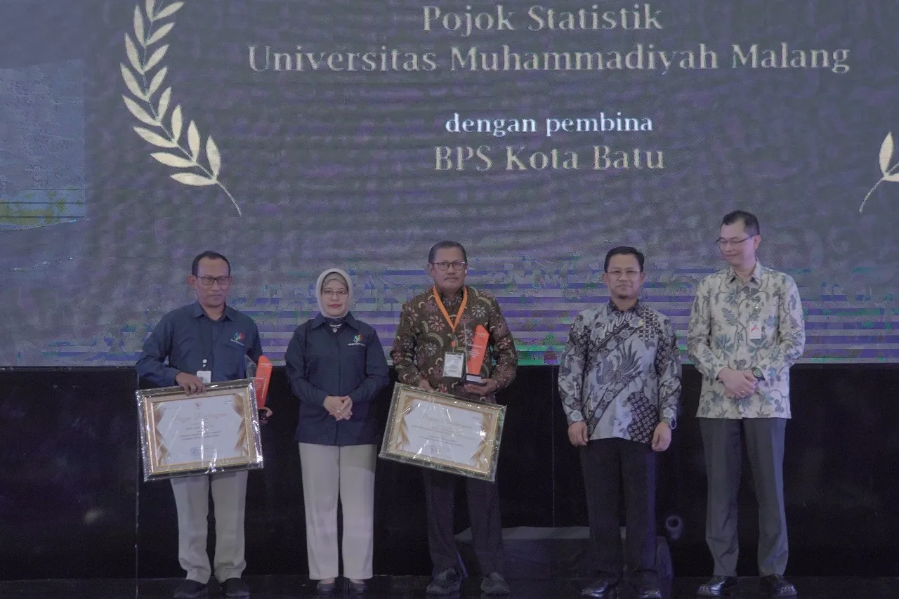 Rektor UMM, Prof Nazaruddin Malik (tengah) pada pemberian anugerah juara II nasional pada Hari Statistik Nasional, pada Kamis (26/9/2024) lalu di Jakarta. Istimewa