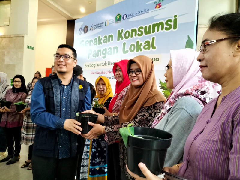 Ketua Pelaksana Dies Natalis ke-62 Universitas Brawijaya, Abdul Ghofar menyerahkan bantuan benih cabai dan ubi jalar kepada kelompok urban farming di Kota Malang, Sabtu (26/10). Foto: Tugusatu/Bagus Suryo