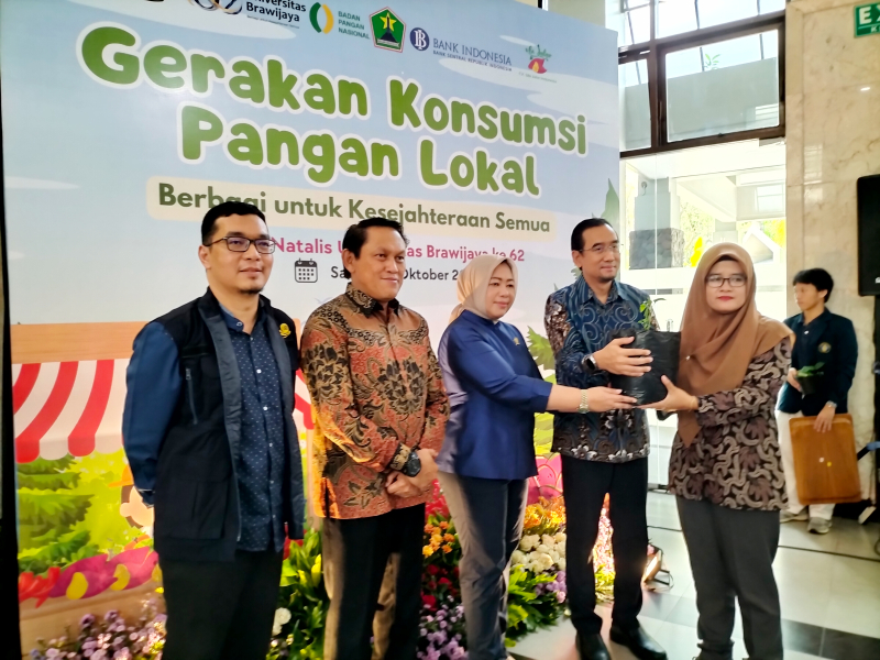 Rektor UB Prof Widodo (kanan) dan Direktur Penganekaragaman Pangan Bapanas Rinna Syawal (kedua dari kanan) menyerahkan bantuan bibit capai pada kelompok urban farming di Kota Malang, Sabtu (26/10). Foto: Tugusatu/Bagus Suryo