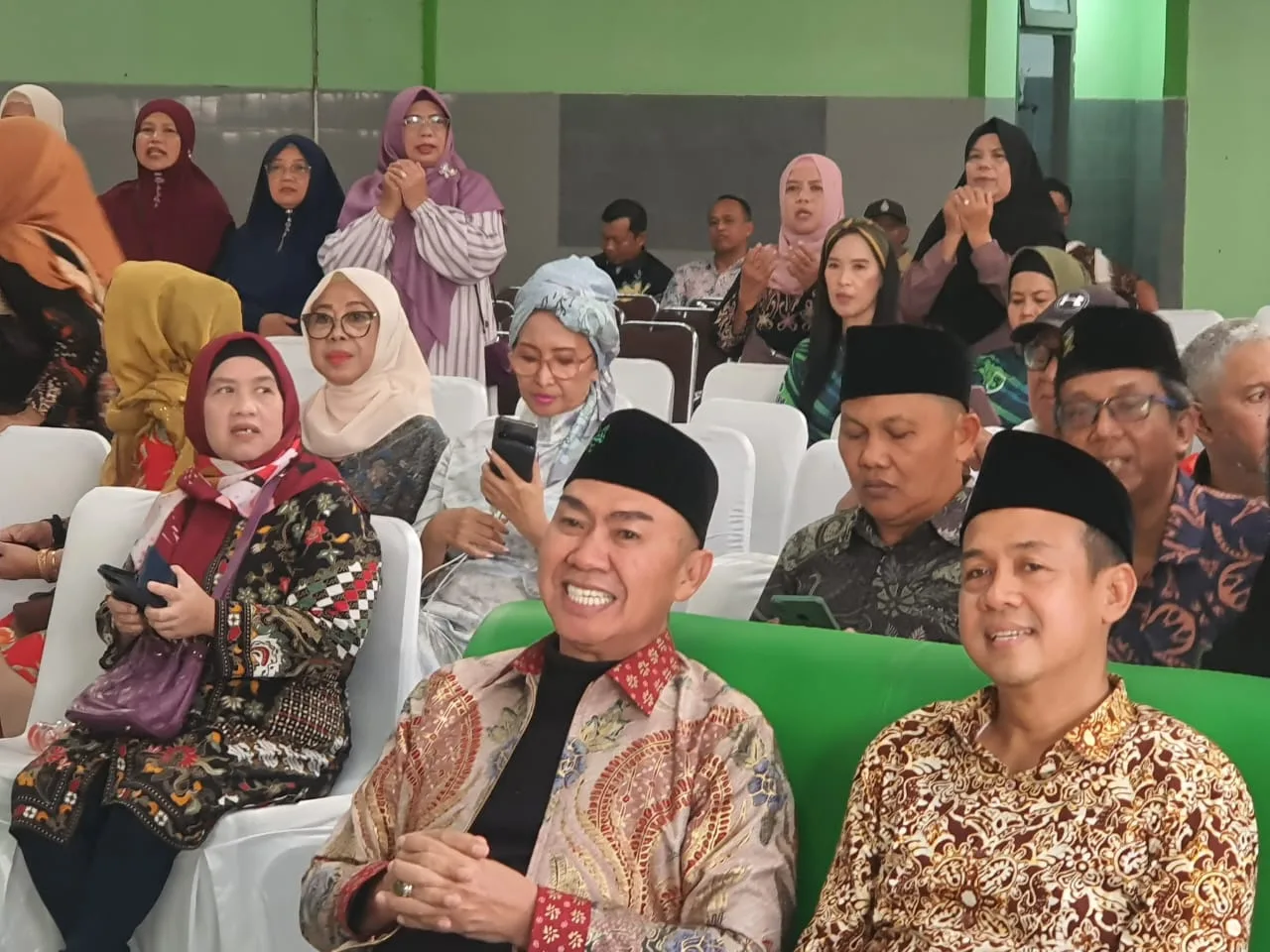 Abah Anton (kiri)-Dimyati Ayatulloh bersama para pengunjungnya pada pembukaan Posko Pemenangan Abadi di Jl S Parman 105 Kota Malang, Rabu (2/10/2024). Tugusatu/N-1