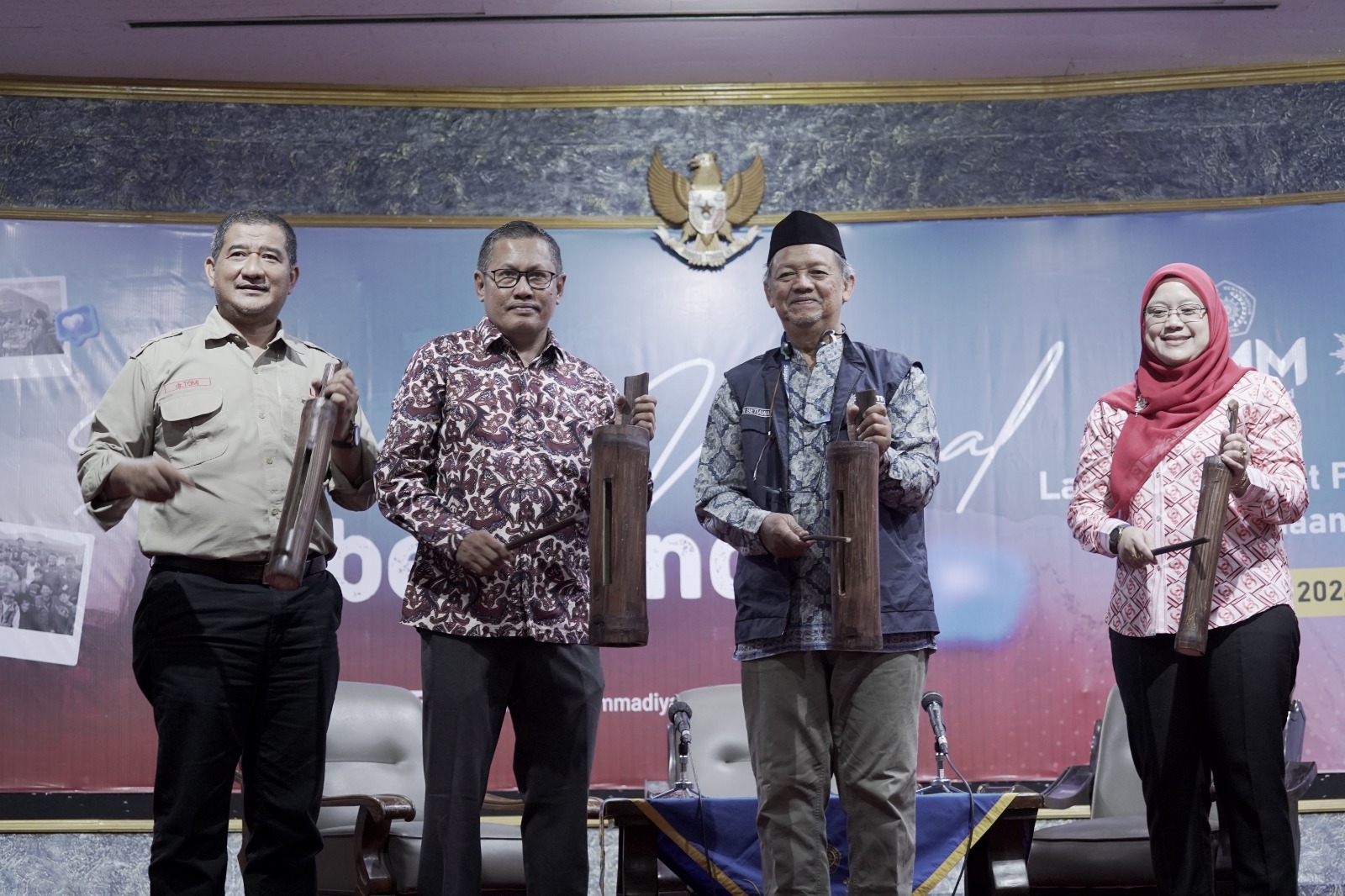 Rektor UMM, Prof. Nazaruddin Malik (dua dari kiri) memukul kentongan sebagai tanda peluncuran Pusat Pendidikan dan Pelatihan (Pusdiklat) Kebencanaan Bidang Kesehatan, di Malang, Rabu (16/10/2024). Istimewa