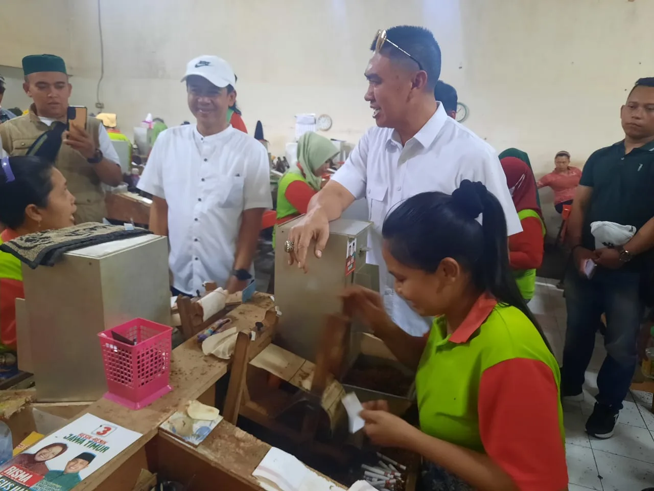 Calon Wali Kota Malang nomor urut 3, HM. Anton (kanan), bersama Calon Wakil Wali Kota Malang, Dimyati Ayatulloh, saat mengungi PR AA di Kedungkandang, Kota Malang, Senin (7/10/2024). Istimewa