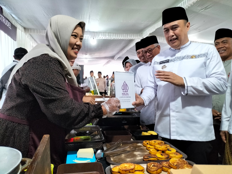 Penjabat Wali Kota Malang Iwan Kurniawan menemui pelaku UMKM makanan yang sudah memiliki sertifikat halal saat gelaran halal market day usaha pariwisata di Jalan Gajah Mada Kota Malang, Selasa (22/10). Foto: Tugusatu/Bagus Suryo