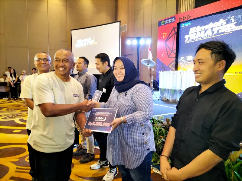 Sekretaris Daerah Kota Malang Erik Setyo Santoso menyerahkan hadiah pemenang lomba infografis dan video grafis, Kamis (3/10). Foto: Tugusatu/Bagus Suryo