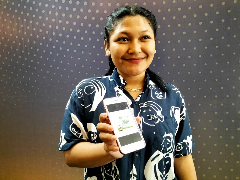 Pelaku usaha rujak buah tampomas Kota Malang, Rozza Canda Aulia, Kamis (3/10). Foto: Tugusatu/Bagus Suryo