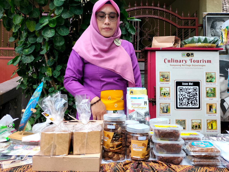 Kelompok sadar wisata Kayutangan Heritage, Kota Malang, menjual kue onbijtkoek yang legendaris. Foto: Tugusatu/Bagus Suryo