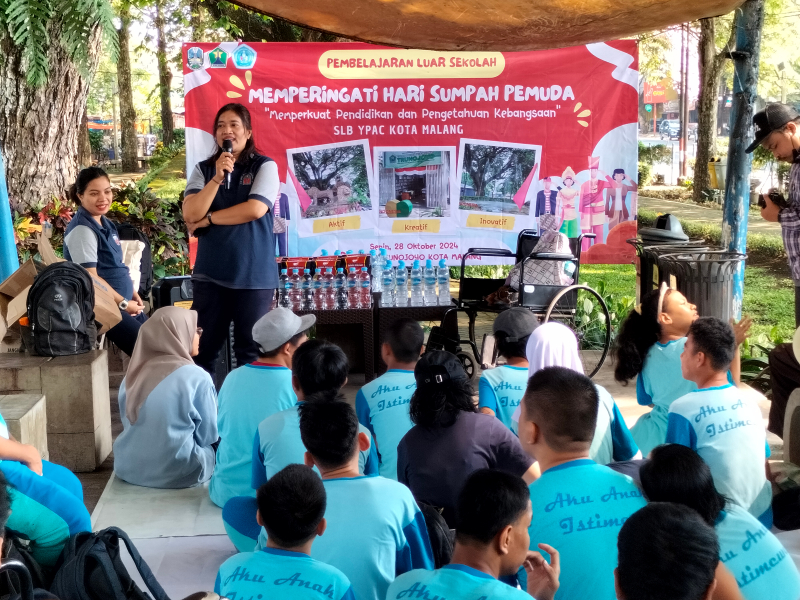 Sekolah Luar Biasa (SLB) YPAC Kota Malang memperingati Hari Sumpah Pemuda di Taman Kota Trunojoyo Malang, Senin (28/10). Tugusatu/Bagus Suryo