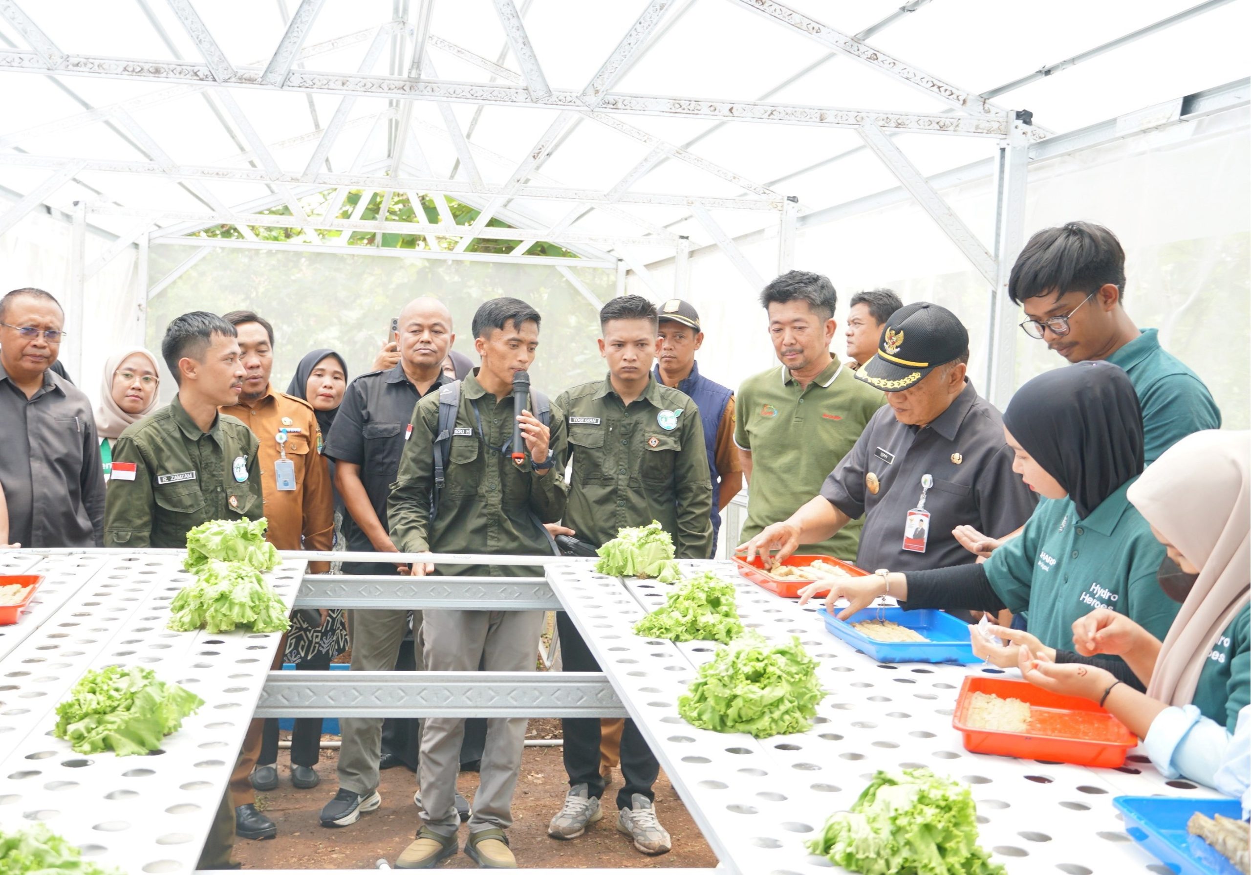 Pengajar sedang menyampaikan materu kepada peserta program Sharp Hydro Heroes. Istimewa