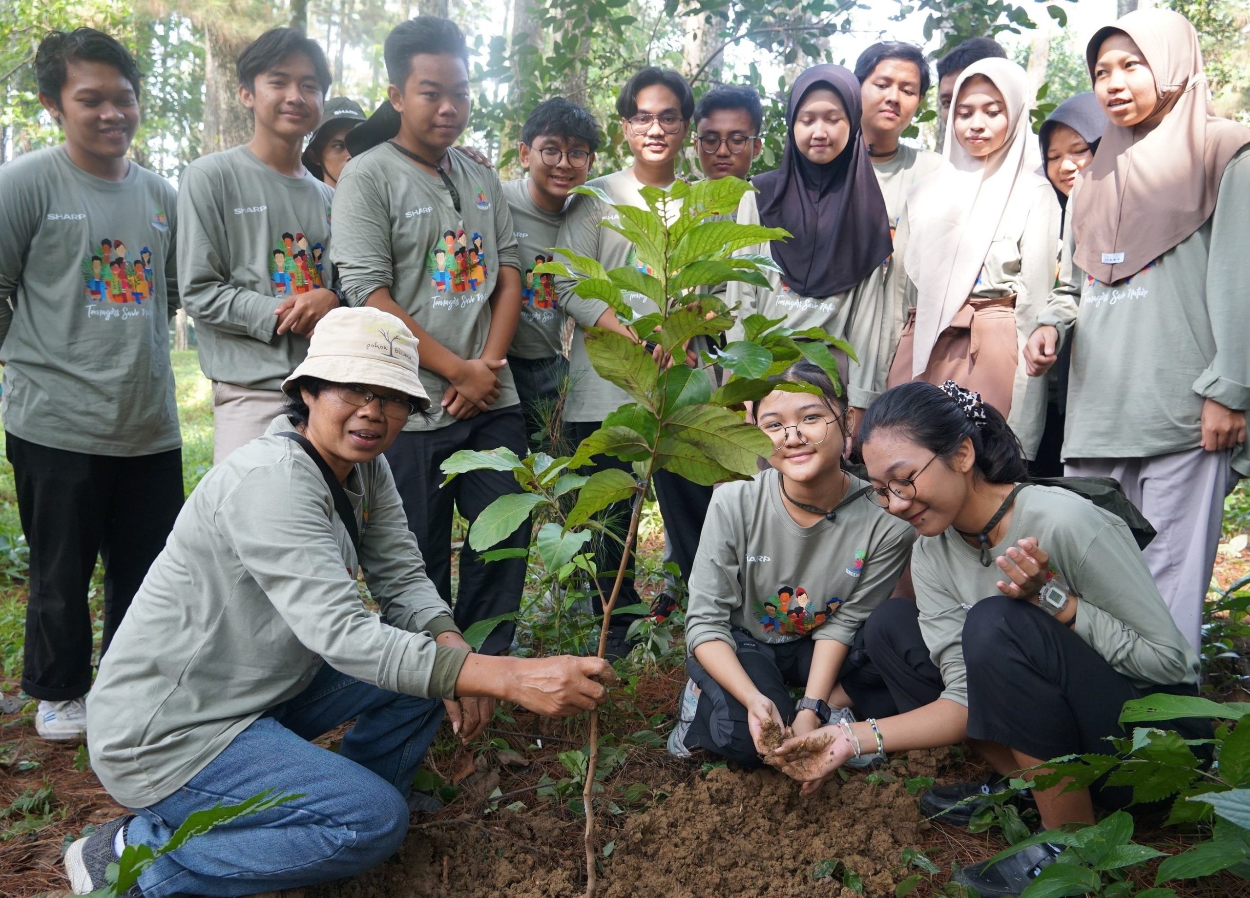  Perwakilan Sharp Greenerator melakukan penanaman pohon di acara pelantikan anggota baru Sharp Greenerator. Istimewa