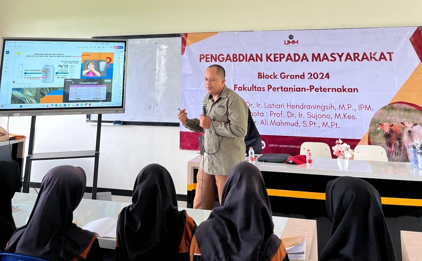 Tim dari UMM tengah mengajari siswa merawat pedet merah. Istimewa