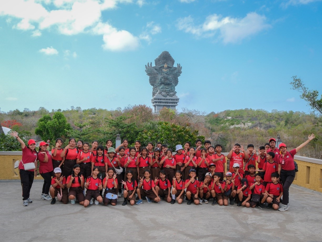 Anak-anak SD mengikuti program Literasi Anak Bangsa GWK. Istimewa