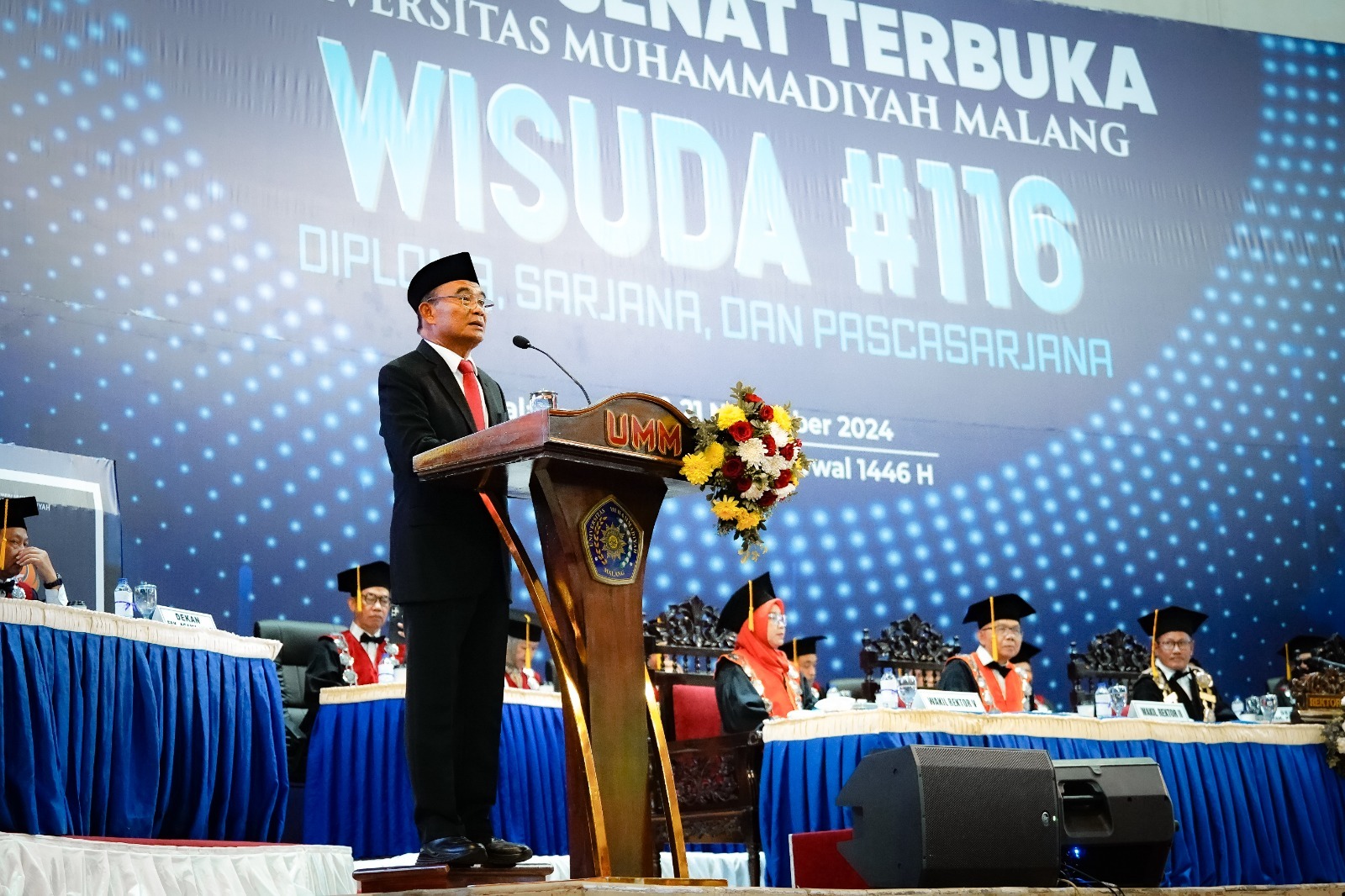 Penasihat Presiden RI Prof. Muhadjir Effendy di hadapan ribuan wisudawan Universitas Muhammadiyah Malang (UMM), Selasa (19/11/2024). Istimewa