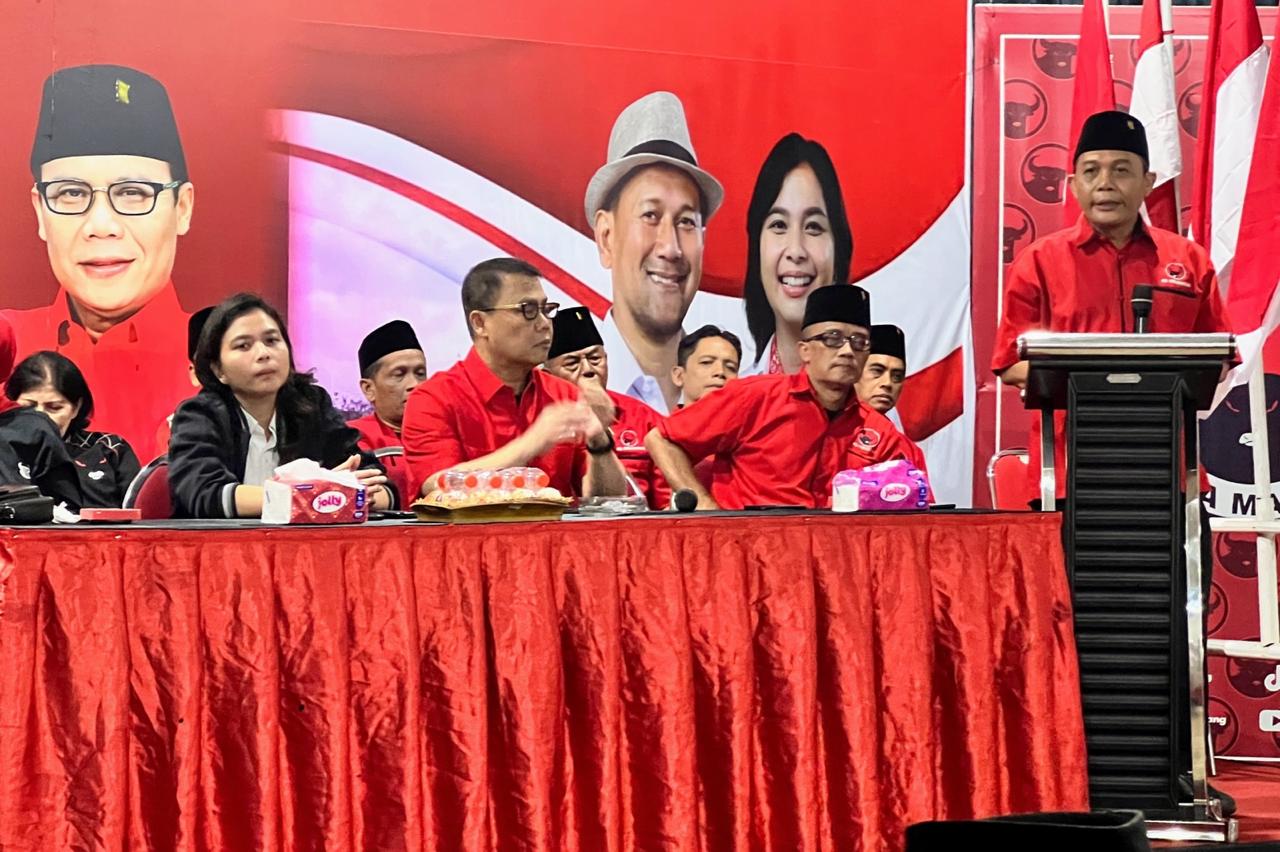 Ketua DPP PDIP, Ahmad Basarah (dua dari kiri) saat memberikan pembekalan pada kader partai tersebut di Kantor Dewan Pimpinan Cabang (DPC) PDI Perjuangan Kota Malang, Kamis (14/11/2024). Istimewa