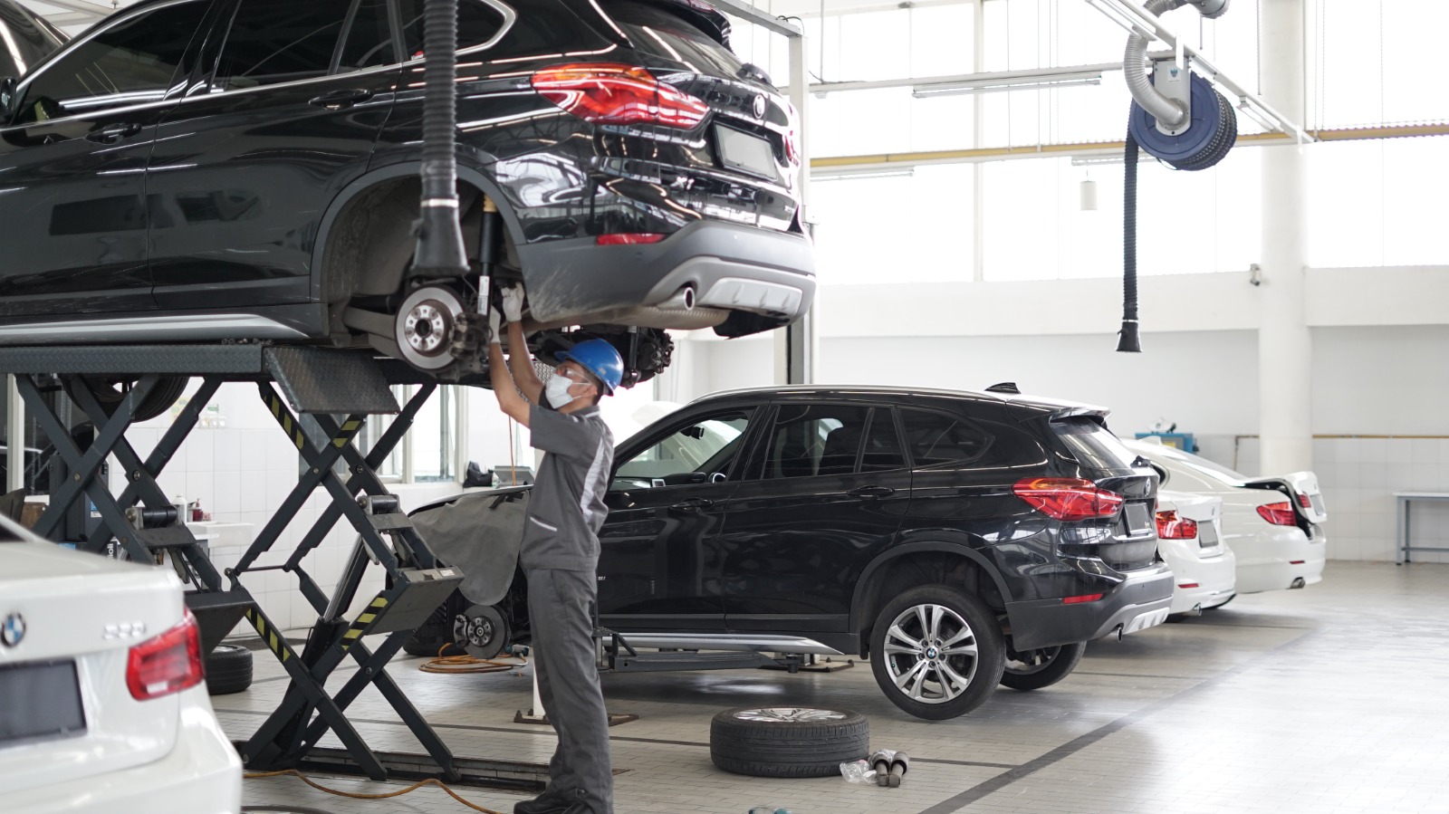 BMW sasis F series tengah dirawat di bengkel BMW pada Istimewa