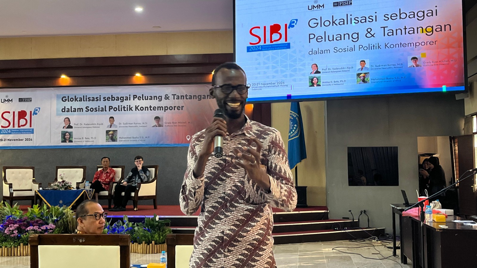 Mohammed Bosha dari International University of Africa pada Seminar Internasional: Glokalisasi sebagai Peluang dan Tantangan Sosial Politik Kontemporer,  Fakultas Ilmu Sosial dan Politik (FISIP) Universitas Muhammadiyah Malang (UMM), Rabu (20/11/2024). Istimewa