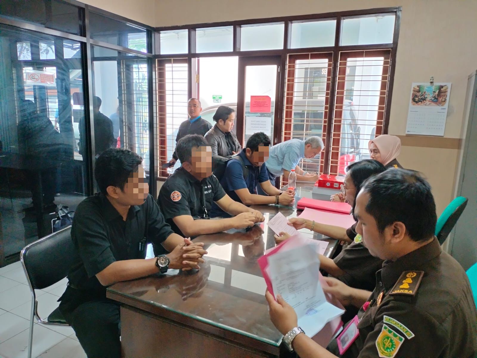 Terpidana, kontraktor di Kab. Malang (tengah), di Kantor Kejari Kab. Malang. Istimewa