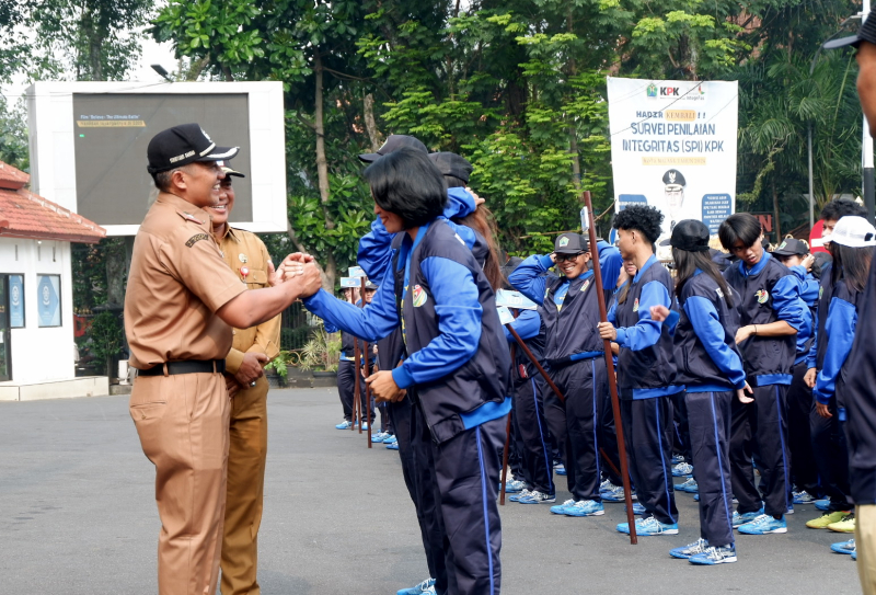 Sekda Kota Malang Erik Setyo Santoso melepas kontingan KORMI berlaga di FORDA II Surabaya. Foto: Tugusatu/Dafa Achmad Ardian