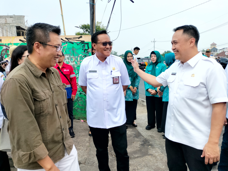 Penjabat Wali Kota Malang Iwan Kurniawan (kanan) berbincang dengan Kepala DLH Kota Malang Noer Rahman Wijaya dan pengusaha yang membantu pembangunan TPS Tunjungsekar. Foto: Tugusatu/Bagus Suryo