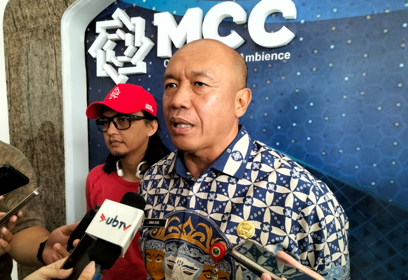 Kepala Diskopindag Kota Malang Dr. Eko Sri Yuliadi, S.Sos, MM usai mengulirkan bantuan stimulan kepada 25 UMKM di Malang Creative Center, Jumat (8/11). Foto: Tugusatu/Bagus Suryo