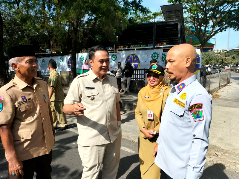 Kepala Dinas Perhubungan Kota Malang R. Widjaja Saleh Putra bersama Penjabat Wali Kota Malang Iwan Kurniawan (kedua dari kiri) mengecek parkir di kawasan Stadion Gajayana beberapa waktu lalu. Foto: Tugusatu/Bagus Suryo