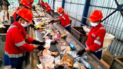 Petugas DLH Kota Malang memilah sampah di TPA Supit Urang. Foto: Tugusatu/Bagus Suryo