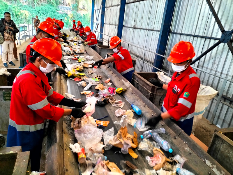 Petugas DLH Kota Malang memilah sampah di TPA Supit Urang. Foto: Tugusatu/Bagus Suryo