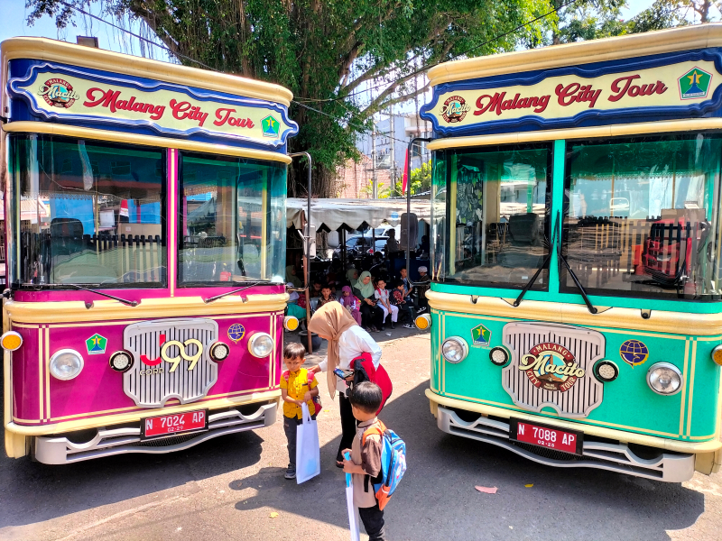 Wisatawan menikmati bus Malang City Tour (Macito) berkeliling Kota Malang secara gratis. Foto: Tugusatu/Bagus Suryo