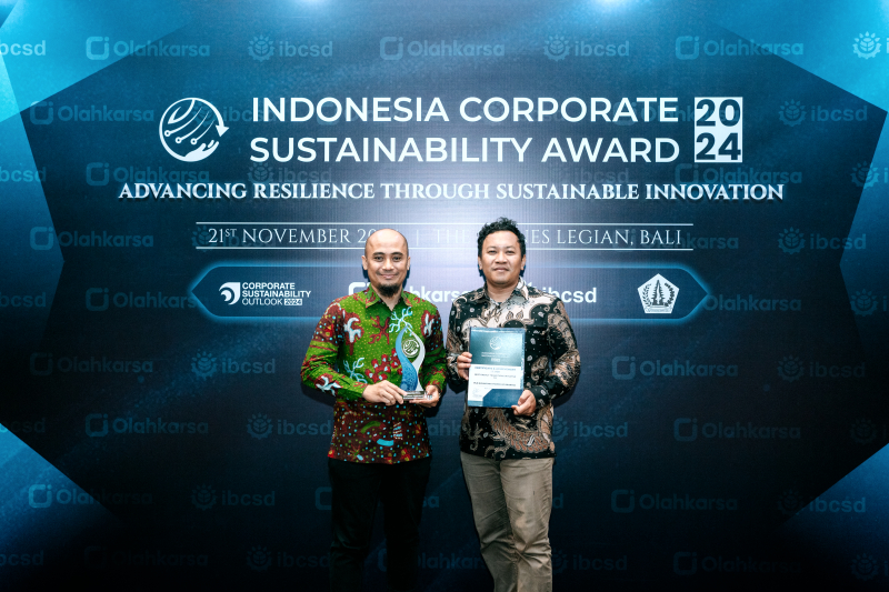 Manager Business Support PLN Nusantara Power UP Brantas Raden Sultani Indragunawan menerima penghargaan di The Stones Hotel, Bali, Kamis (21/11). Foto: PLN NP UP Brantas