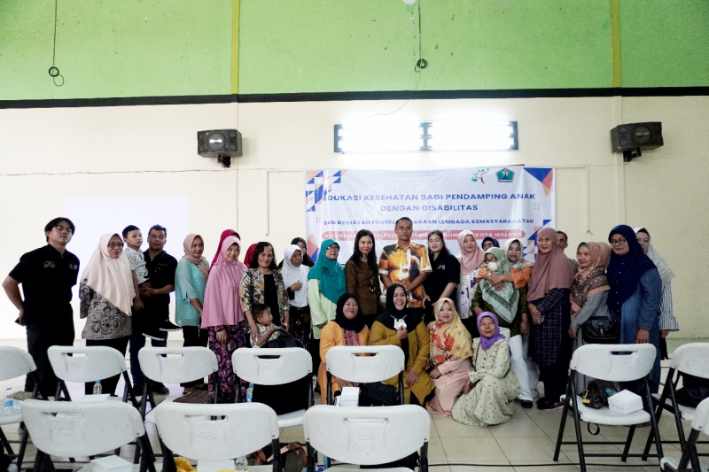 Kepala Sekolah SLB YPAC Kota Malang Zita Margaretha S.Pd.Gr penyuluhan edukasi kesehatan pendamping anak disabilitas di Kelurahan Bunulrejo, Kecamatan Blimbing, Kota Malang. Foto: SLB YPAC Malang