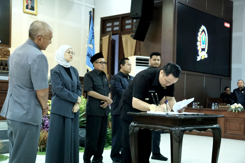 Penjabat Wali Kota Malang Iwan Kurniawan menandatangani persetujuan Ranperda APBD Tahun Anggaran 2025 di ruang Rapat Paripurna Gedung DPRD Kota Malang, Kamis (28/11). Foto: Bagian Prokompim Kota Malang