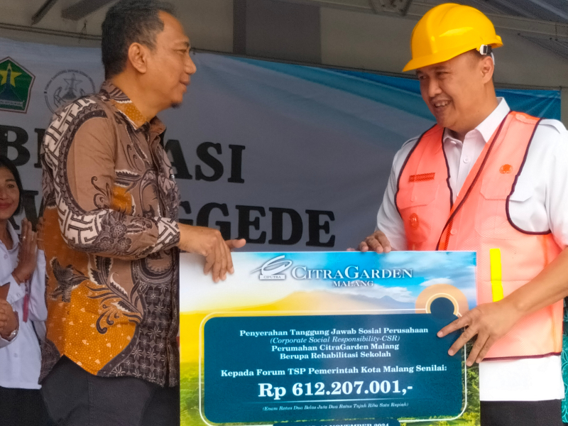 Penjabat Wali Kota Malang Iwan Kurniawan menerima bantuan CSR untuk rehabilitasi sekolah. Foto: Tugusatu/Andhena Wisnu Wardana