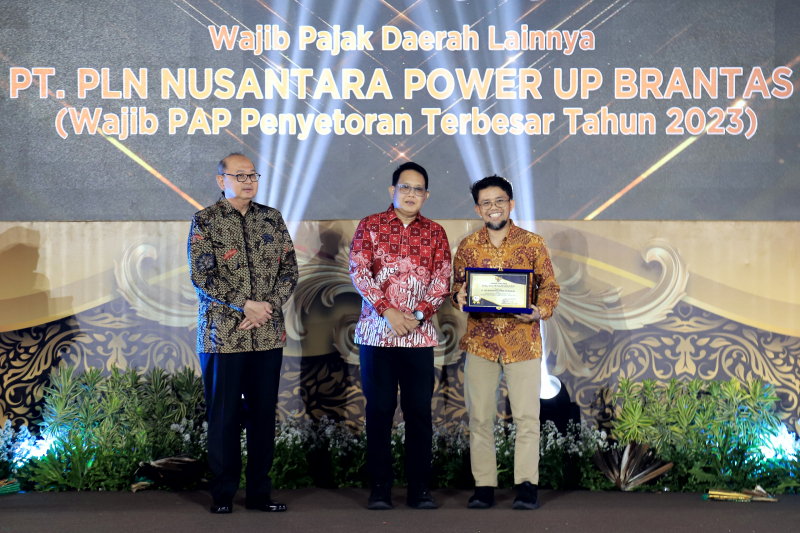 Senior Manager PLN NP UP Brantas, Arfan (kanan), menerima penghargaan dari Penjabat Gubernur Jawa Timur, Adhy Karyono, A.Ks., M.A.P (kedua dari kanan) di Surabaya, Sabtu (2/11). Foto: PLN NP UP Brantas