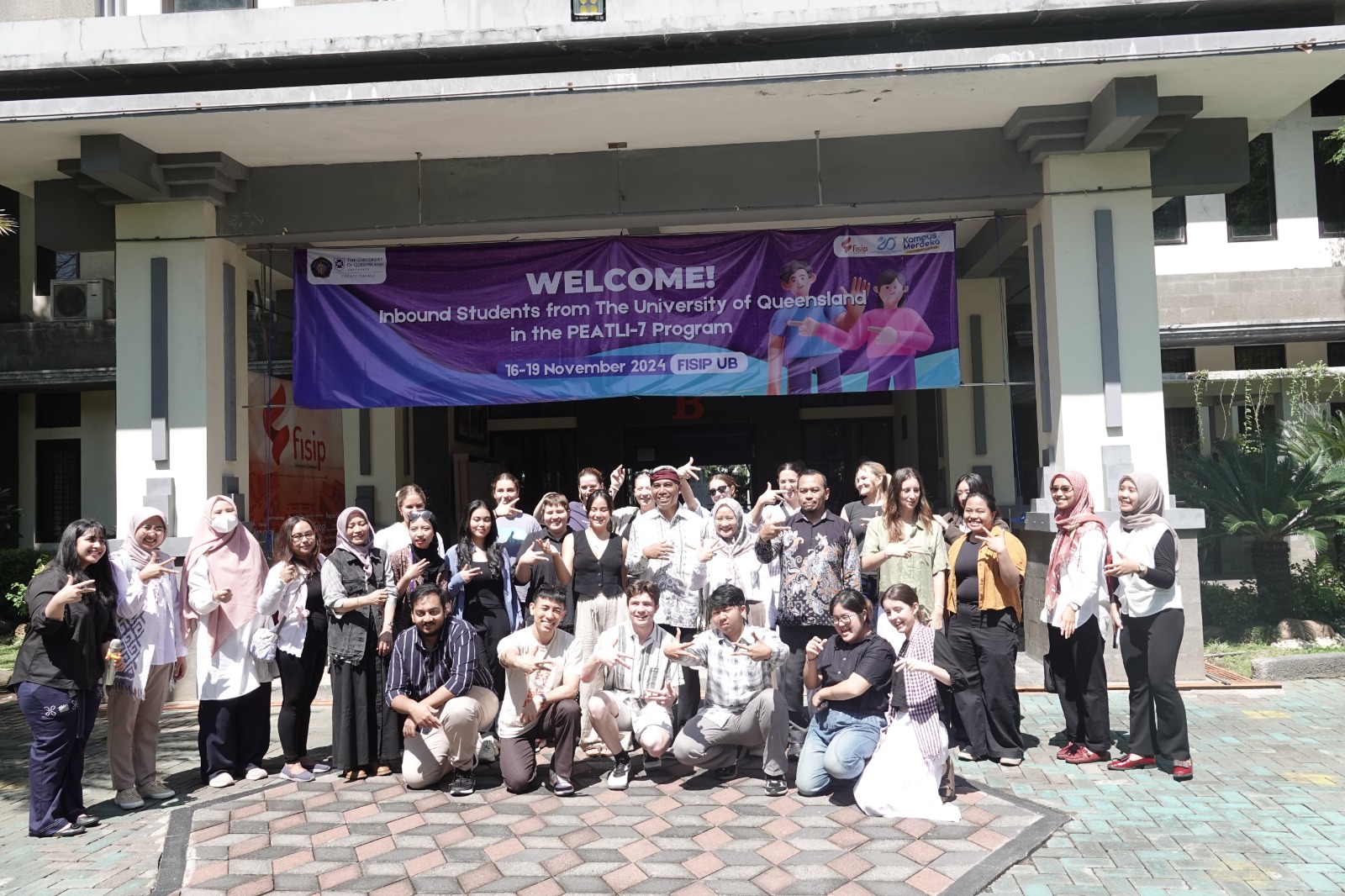 Mahasiswa The University of Queensland berfoto bersama saat mengikuti inbound di Departemen Ilmu Komunikasi FISIP UB. Istimewa