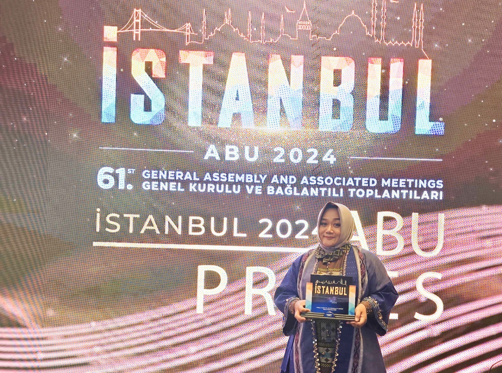 Alumnus Universitas Muhammadiyah Malang (UMM) Esty Sulistyaningsih  saat menerima ABU Prizes dalam  rangkaian sidang umum ABU ke-61 yang di Hotel Hilton Bosphorus, Istanbul, Turkiye, Selasa (22/10/2024) lalu. Istimewa