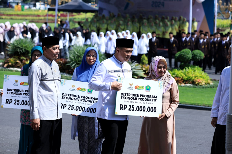 Penjabat Wali Kota Malang Iwan Kurniawan menyalurkan bantuan ekonomi produktif saat Hari Santri 2024 di Balai Kota Malang. Foto: Bagian Prokompim Kota Malang