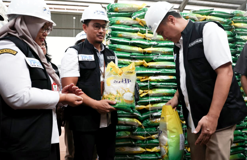Penjabat Wali Kota Malang Iwan Kurniawan (kanan) memantau stok beras di gudang Bulog Gadang, Rabu (30/10). Foto: Dok. Prokompim Kota Malang