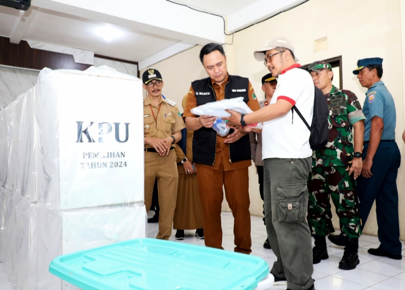 Penjabat Wali Kota Malang Iwan Kurniawan mengecek logistik Pilkada. Foto: Dinas Komunikasi dan Informatika Kota Malang