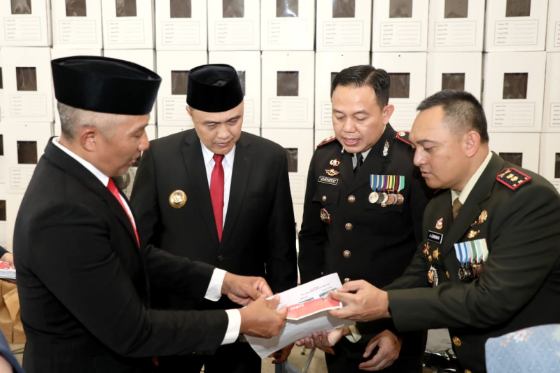 Forkopimda Kota Malang sedang mengecek kesiapan logistik di gudang KPU, Minggu (10/11). Foto: Dok. Bagian Prokompim Kota Malang