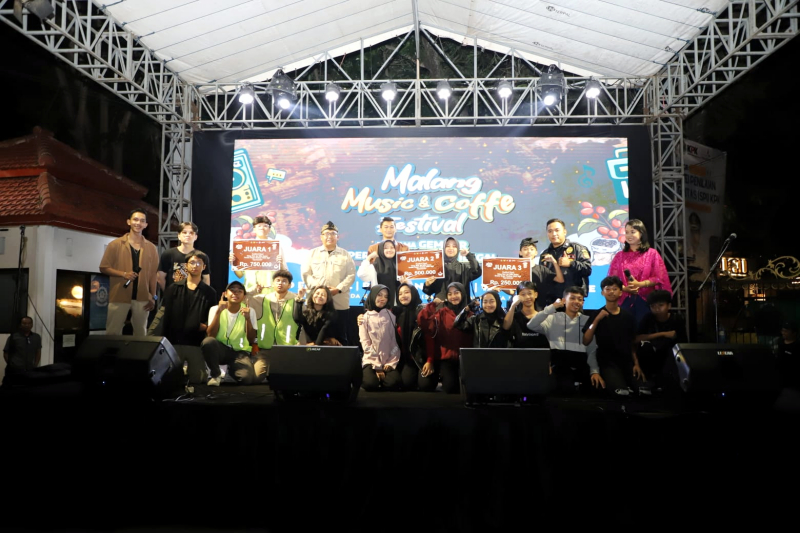 Malang Music and Coffee Festival Bersama Gempur Peredaran Rokok Ilegal di halaman Balai Kota Malang, Minggu malam (3/11/2024). Foto-foto: Diskominfo Kota Malang