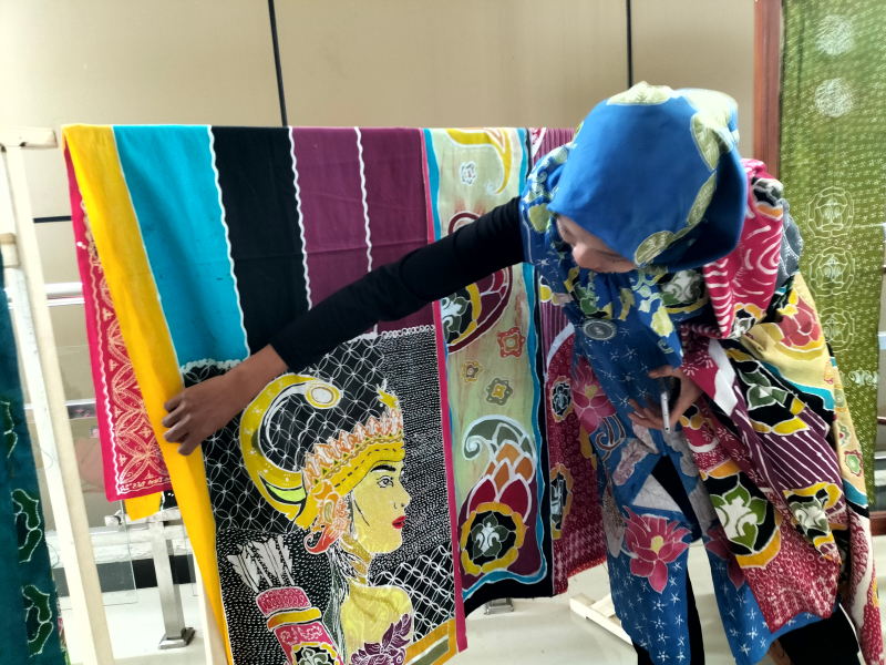 Pembatik menunjukkan motif Adi luhung yang mengandung makna filosofi kehidupan saat Festival Mbois IX (FMIX) di Malang Creative Centre (MCC), Minggu (10/11). Foto: Tugusatu/Bagus Suryo