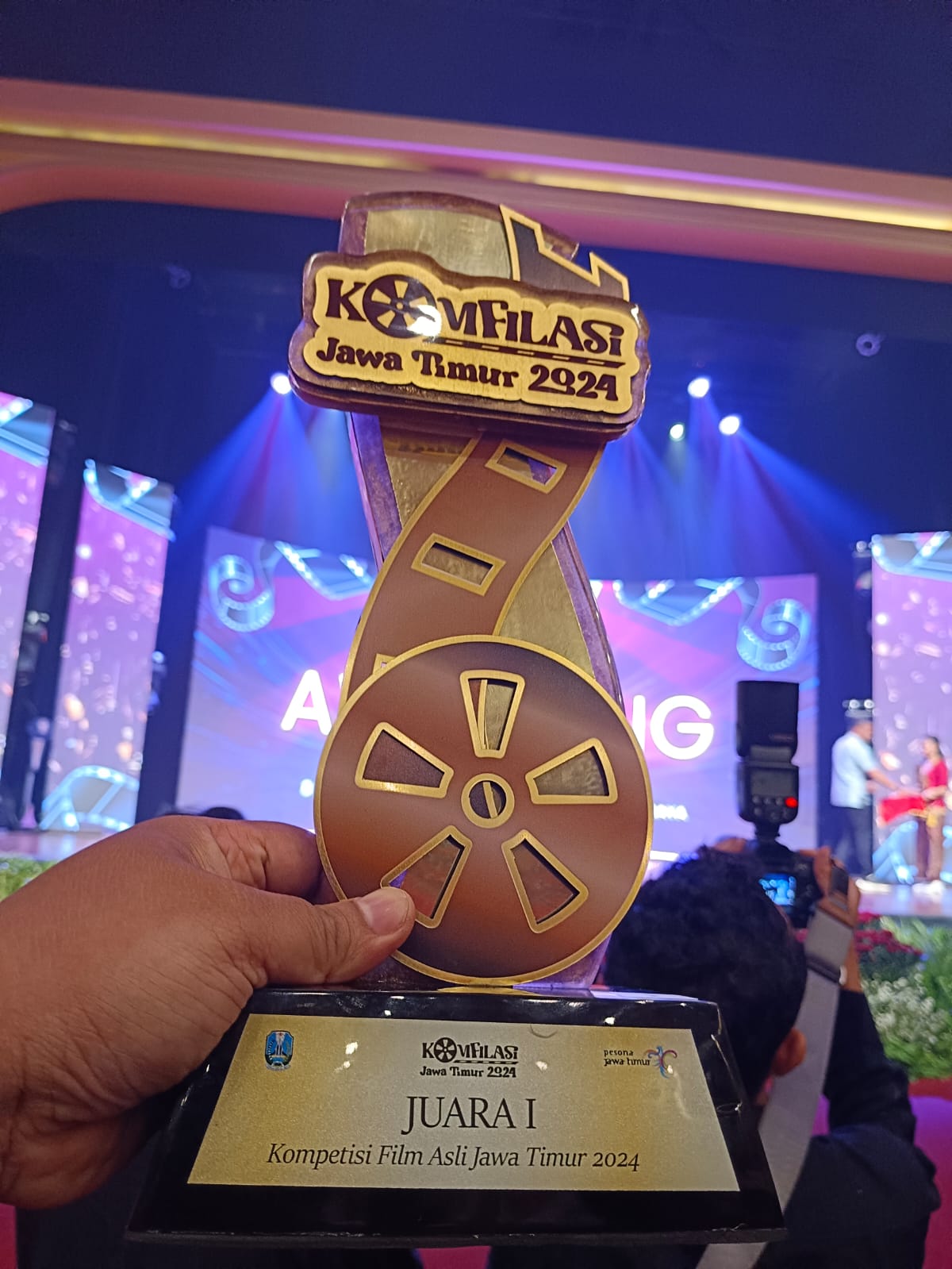 Piala Kompetisi Film Asli Jawa Timur (Komfilasi) Jawa Timur yang diselenggarakan oleh Dinas Kebudayaan dan Pariwisata Jawa Timur ini berlangsung meriah di Gedung Cak Durasim, Surabaya, Minggu (8/12/2024). Istimewa