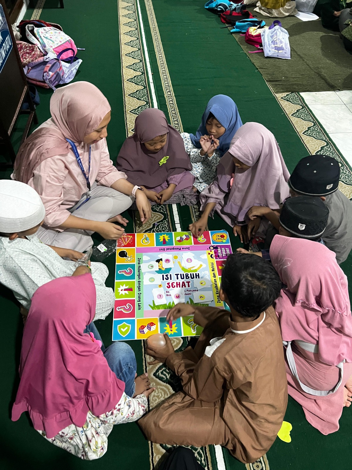 Kegiatan edukasi kesehatan reproduksi untuk anak-anak usia sekolah dasar (SD) melalui media inovatif berbentuk papan permainan edukatif di Masjid Rois Dahlan, Jalan Kertoraharjo, Kamis (5/12/2024). Istimewa