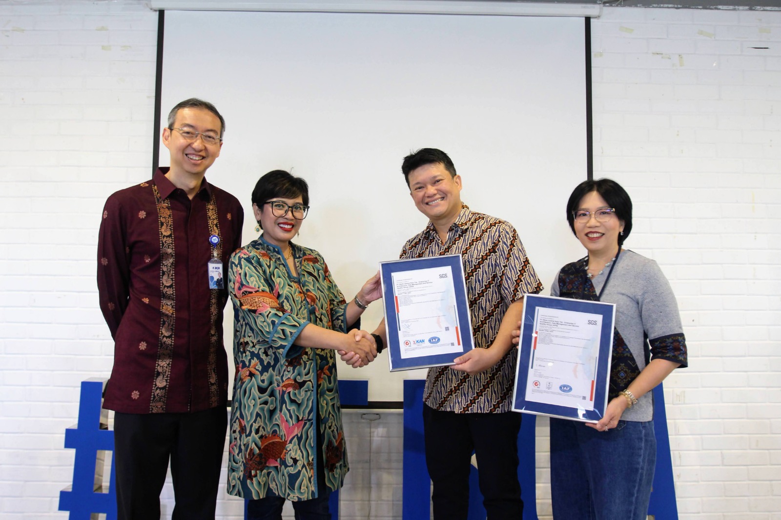 Direktur BCA Hendra Lembong (kiri), Senior EVP Group Strategic IT David Formula (kedua kanan), dan EVP of Enterprise IT Architecture, Data Management and Service Quality Group Bank BCA Lily Wongso (kanan) saat menerima sertifikasi ISO 27001:2022 dari Knowledge Director PT SGS Indonesia Waras Putri Andrianti (kedua kiri) di Menara BCA, Kamis (12/12/2024). Istimewa