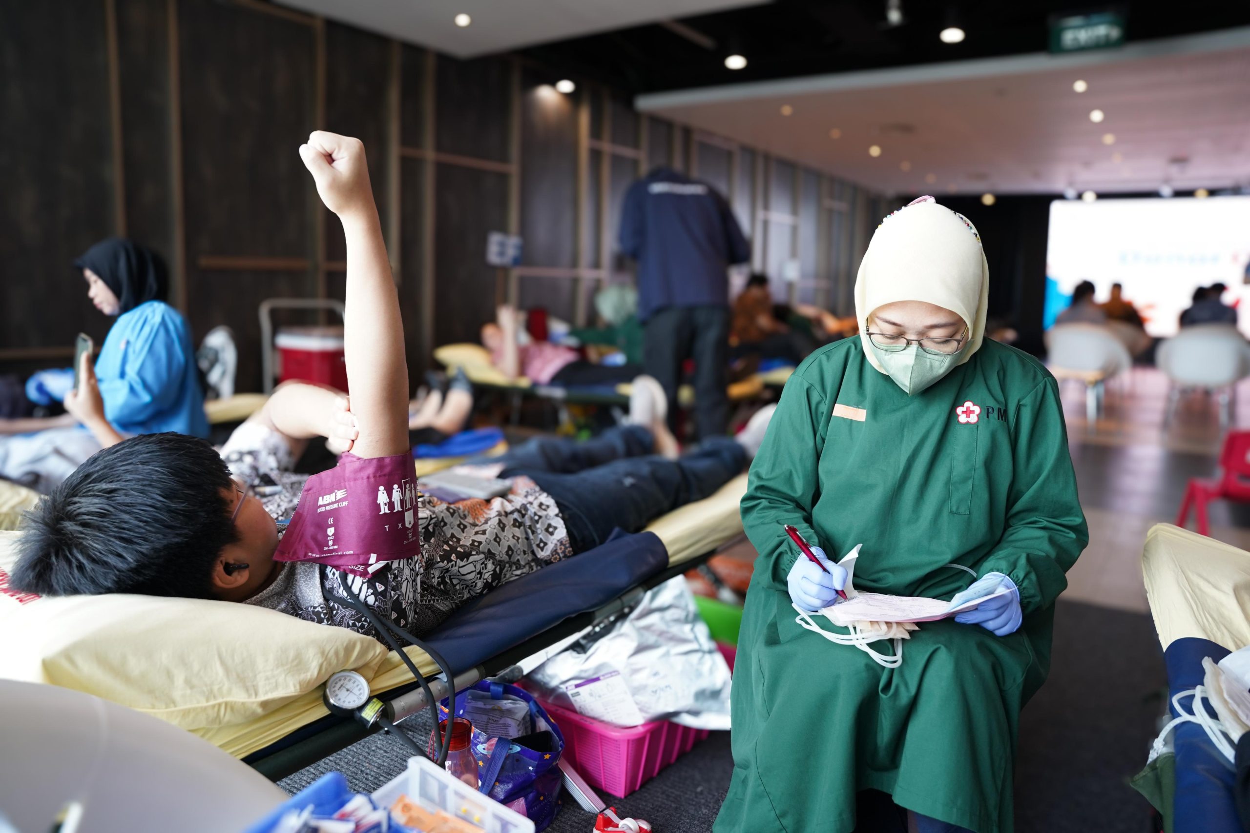 Sejumlah insan BCA tampak sedang berpartisipasi dalam kegiatan donor darah ke-117 di Menara BCA, Kamis (28/11/2024).  Istimewa