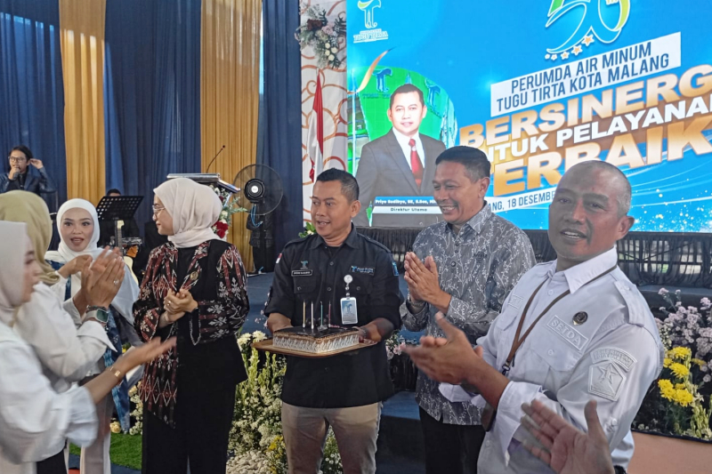 Dirut Perumda Tugu Tirta Kota Malang, Priyo Sudibyo (ketiga dari kanan) pada “50 Tahun Tugu Tirta” di Malang, Rabu (18/12/2024). Tugusatu/Bagus Suryo