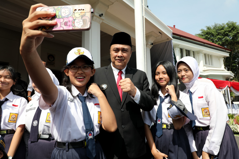 Penjabat Wali Kota Malang Iwan Kurniawan bersama siswa di Balai Kota Malang. Foto: Bagian Prokompim Kota Malang