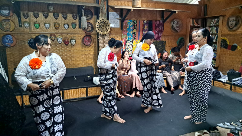 Perempuan Bersanggul Nusantara (PBN) memperingati Hari Ibu di Kampung Budaya Polowijen.