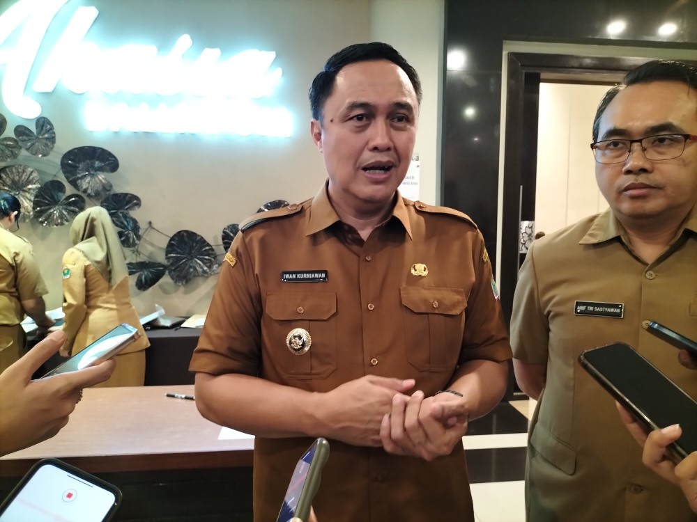 Penjabat Wali Kota Malang Iwan Kurniawan (kiri). Foto: Tugusatu/Bagus Suryo